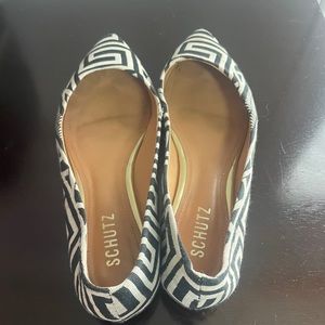Timeless black and white geometrical stripe flats